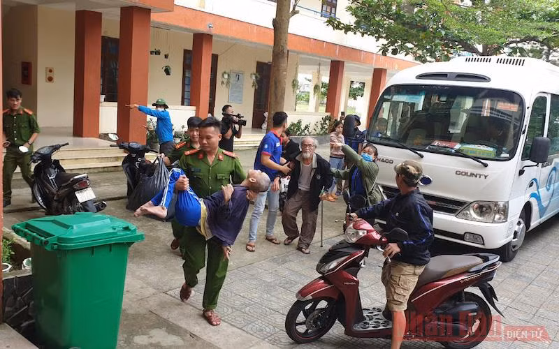 Đà Nẵng sơ tán người dân đến nơi an toàn để tránh bão số 13.