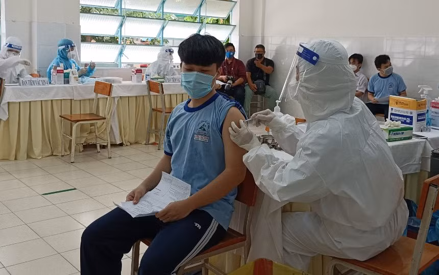 Học sinh tại Thành phố Hồ Chí Minh tiêm vaccine phòng Covid-19.