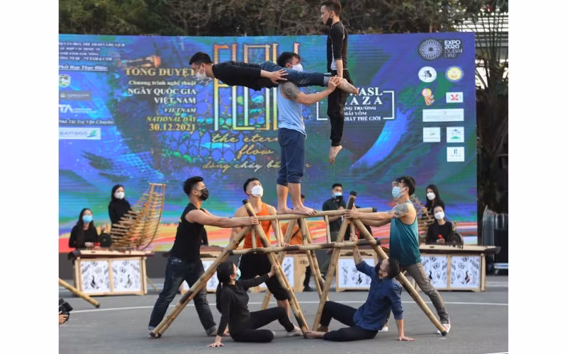 Các nghệ sĩ luyện tập chuẩn bị cho chương trình Dòng chảy bất tận.