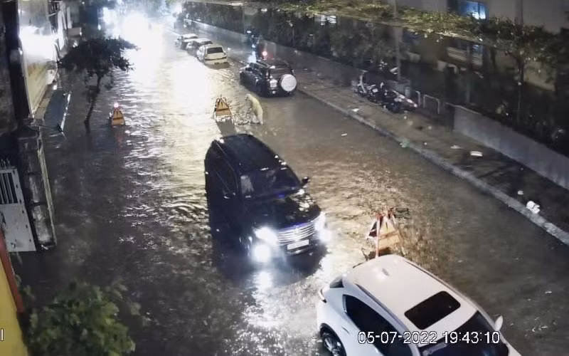 Mưa lớn giờ tan tầm gây ngập úng nhiều khu vực ở Hà Nội -1