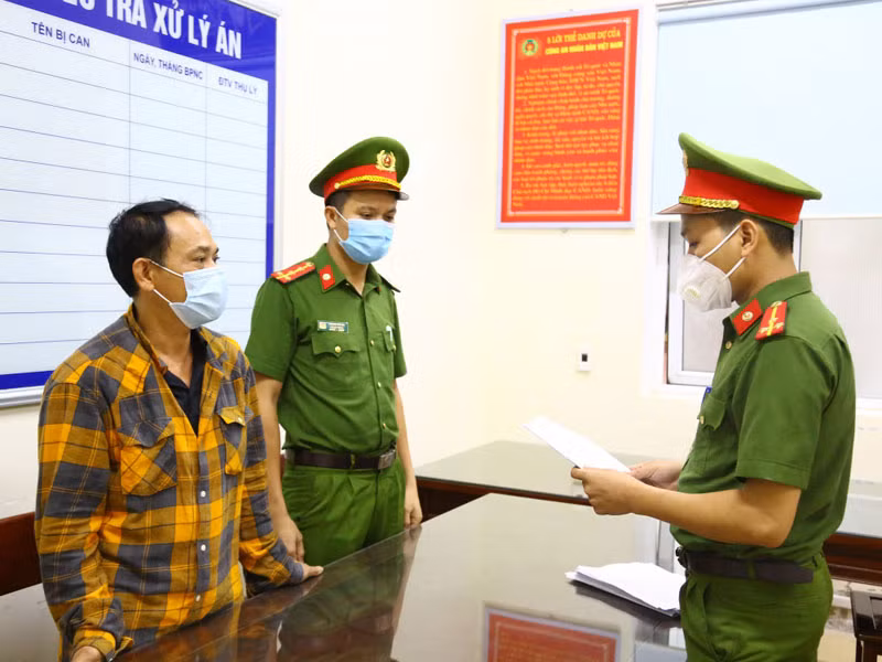 Cơ quan Cảnh sát điều tra tống đạt quyết định khởi tố Nguyễn Tiến Chương. 