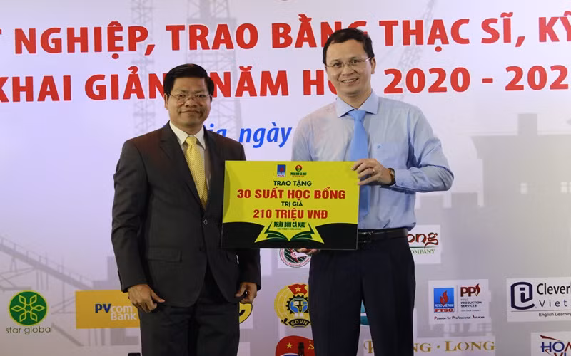 Lễ trao tặng học bổng dành cho sinh viên Đại học Dầu khí Việt Nam.
