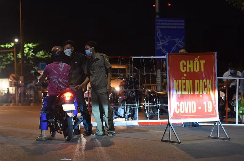 Lực lượng chức năng kiểm soát người vào địa bàn phường Trảng Dài, thành phố Biên Hòa, tỉnh Đồng Nai.