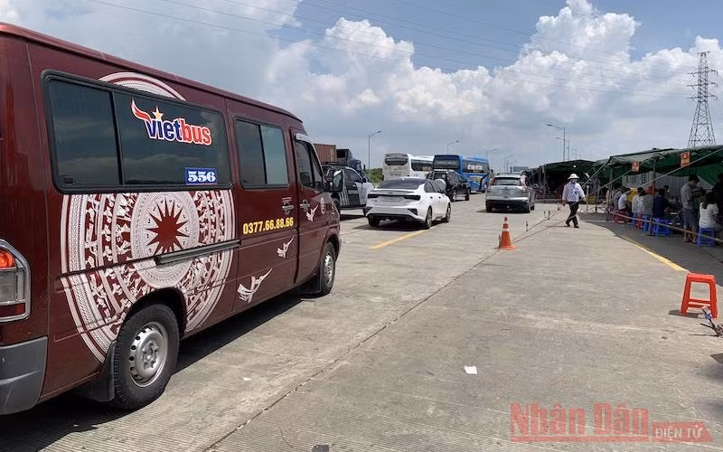 Ảnh minh họa: Chốt kiểm dịch tại phía sau trạm thu phí cao tốc Hà Nội - Hải Phòng nhánh xuống quốc lộ 10, huyện An Lão. 