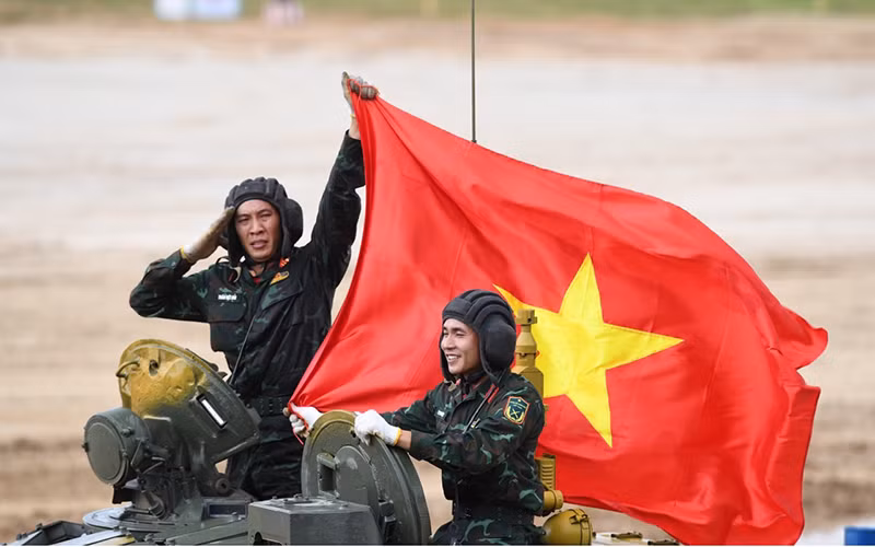 Các chiến sĩ tự hào giương cao Quốc kỳ Việt Nam sau khi hoàn thành xuất sắc bài thi. Ảnh: TRỌNG HẢI/Báo QĐND.