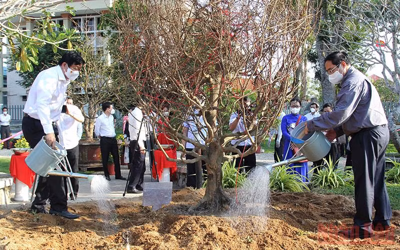 Thủ tướng Phạm Minh Chính chúc tết, tặng quà công nhân, hộ nghèo tỉnh Vĩnh Long -0
