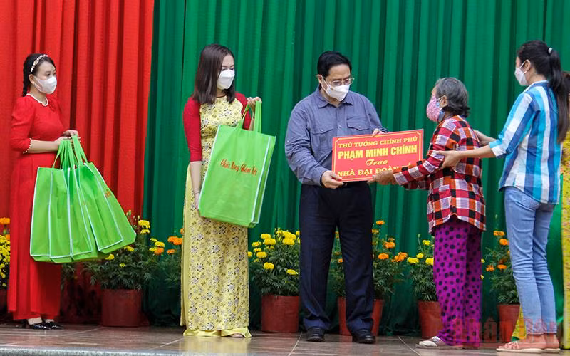 Thủ tướng Phạm Minh Chính tặng nhà đại đoàn kết, quà cho người dân tỉnh Vĩnh Long. (Ảnh: BÁ DŨNG)