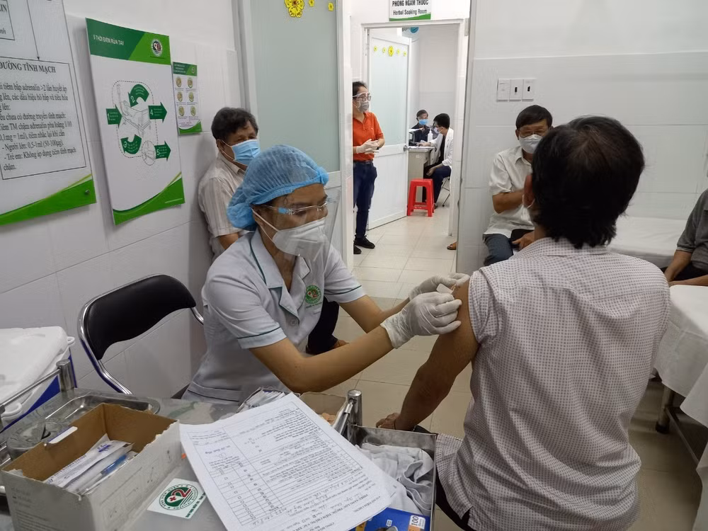 Tiêm chủng an toàn cho người cao tuổi, người nhiều bệnh nền -0
