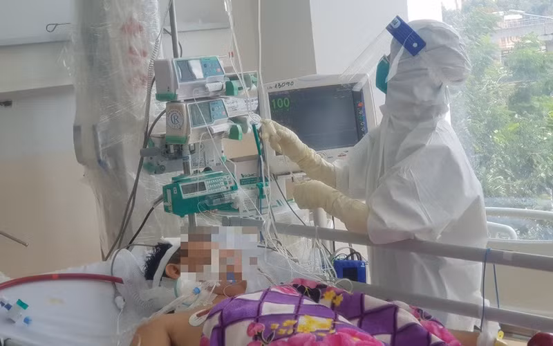 Các bác sĩ Bệnh viện Chợ Rẫy chăm sóc tích cực cho người bệnh. (Ảnh: BVCR)