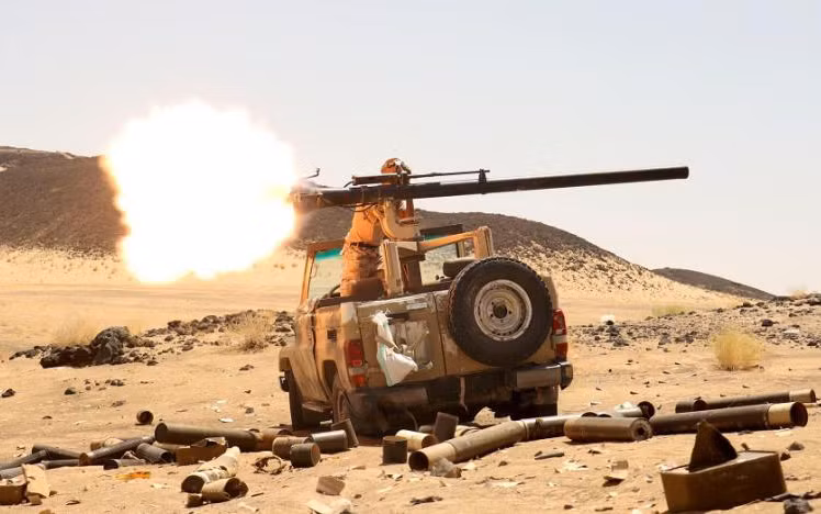 Giao tranh giữa lực lượng chính phủ và quân nổi dậy Houthi ở Yemen. (Ảnh Reuters)