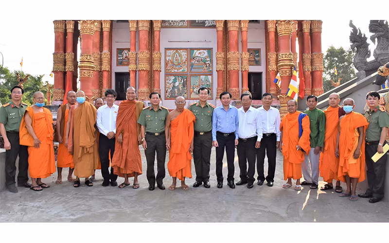 Đoàn công tác cùng các chức sắc, chư tăng đồng bào dân tộc Khmer tỉnh Bạc Liêu. (Ảnh: Trọng Nguyễn)