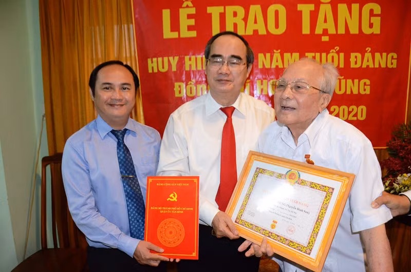 Trao tặng Huy hiệu Đảng cho đảng viên cao tuổi Đảng -0
