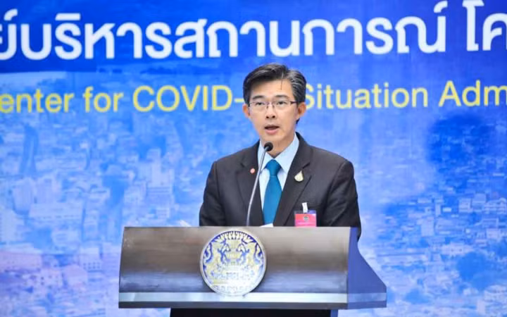 Người phát ngôn CCSA Taweesilp Visanuyothin thông báo cho phép du khách chữa bệnh nhập cảnh Thái Lan. (Ảnh: Bangkok Post)