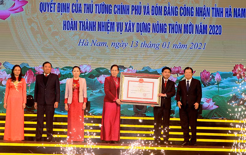 Phó Thủ tướng Chính phủ Trịnh Đình Dũng trao bằng công nhận tỉnh Hà Nam hoàn thành NTM năm 2020.
