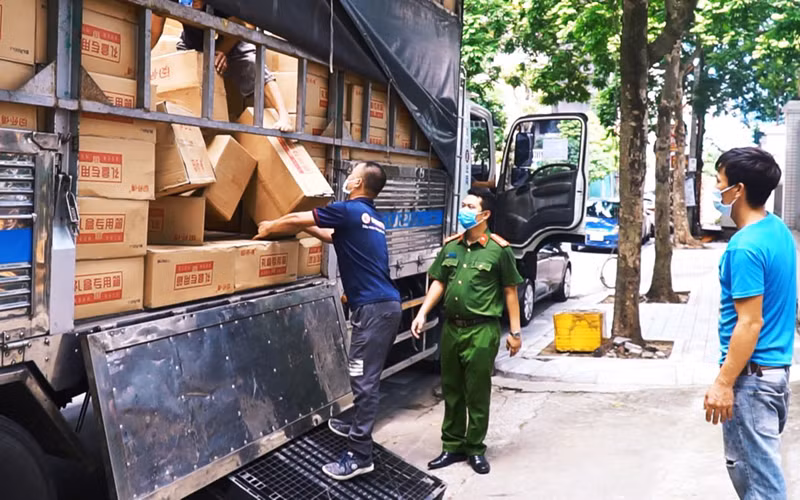 Một xe tải lợi dụng “luồng xanh” để vận chuyển gần 10 tấn bánh trung thu nhập lậu bị Công an TP Hà Nội phát hiện, thu giữ.