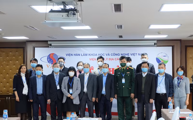 Các nhà khoa học tham gia hội thảo.