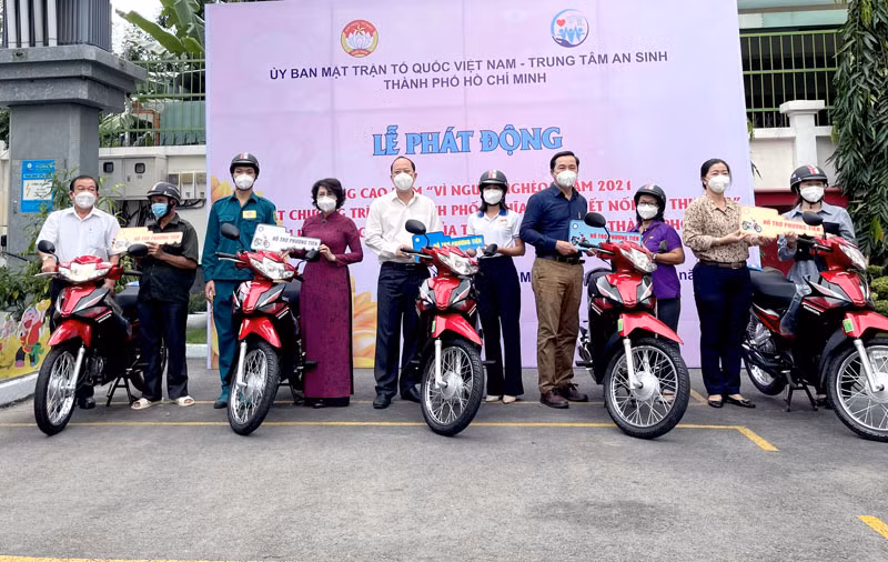 Người dân có hoàn cảnh khó khăn được trao phương tiện sinh kế tại buổi lễ.
