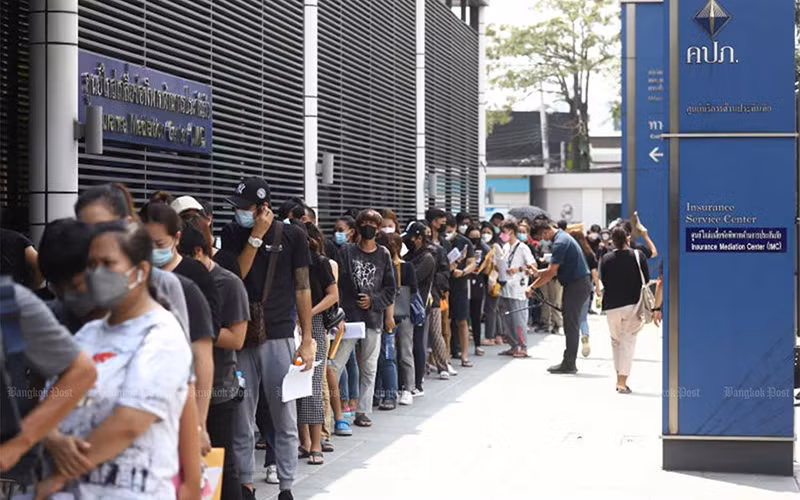 Những khách hàng mua bảo hiểm không được bồi thường tụ tập tại OIC để đệ đơn khiếu nại. (Ảnh: Bưu điện Bangkok)