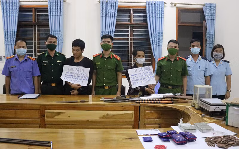 Các đối tượng và tang vật thu giữ.