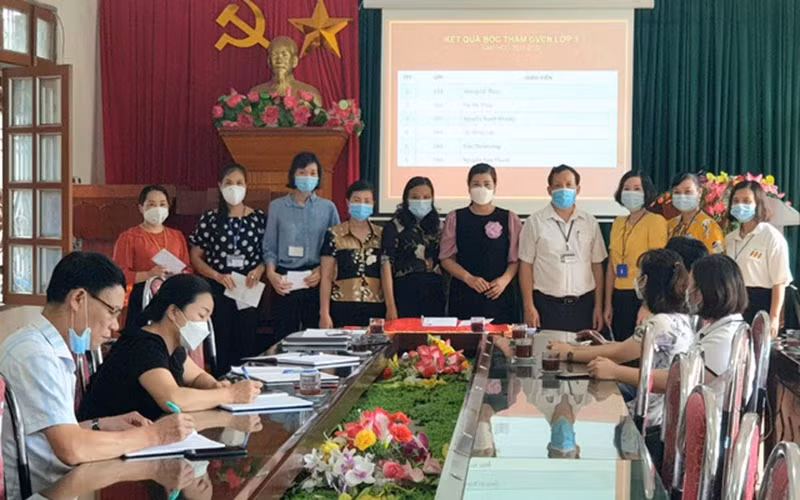 Hội nghị bốc thăm lớp học cho giáo viên tại Trường Tiểu học Chiềng Lề, TP Sơn La.