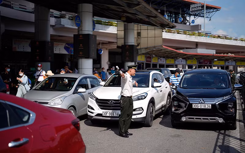 Hành khách cần tuân thủ sự hướng dẫn, điều tiết của lực lượng chức năng tại Cảng hàng không.