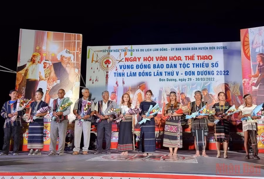 Ban tổ chức tặng hoa cho đại diện các đoàn tham gia ngày hội. 