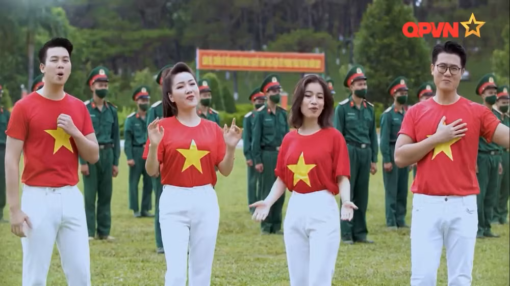Các nghệ sĩ quân đội cổ vũ tinh thần lực lượng chống dịch -0