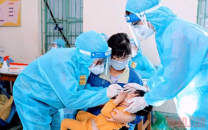 Lấy mẫu xét nghiệm Covid-19 cho trẻ em.