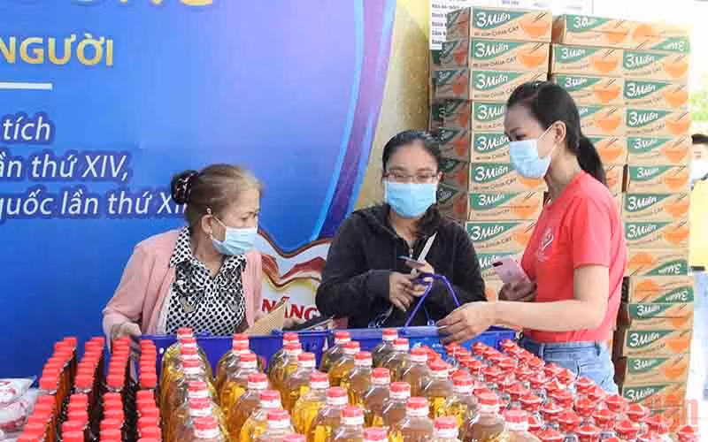 Người dân đi chợ tại “Siêu thị 0 đồng”.