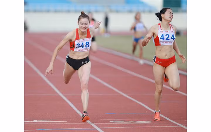 Quách Thị Lan vượt qua Nguyễn Thị Huyền ở nội dung 400 m.