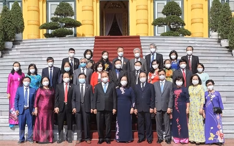 Chủ tịch nước Nguyễn Xuân Phúc và Đoàn đại biểu Trung ương Hội Người cao tuổi Việt Nam. (Ảnh: TTXVN)