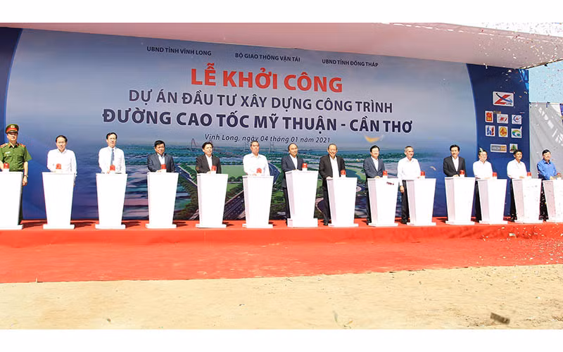 Thủ tướng Nguyễn Xuân Phúc cùng lãnh đạo Đảng, Nhà nước và các bộ, ngành Trung ương phát lệnh khởi công cao tốc Mỹ Thuận - Cần Thơ. 
