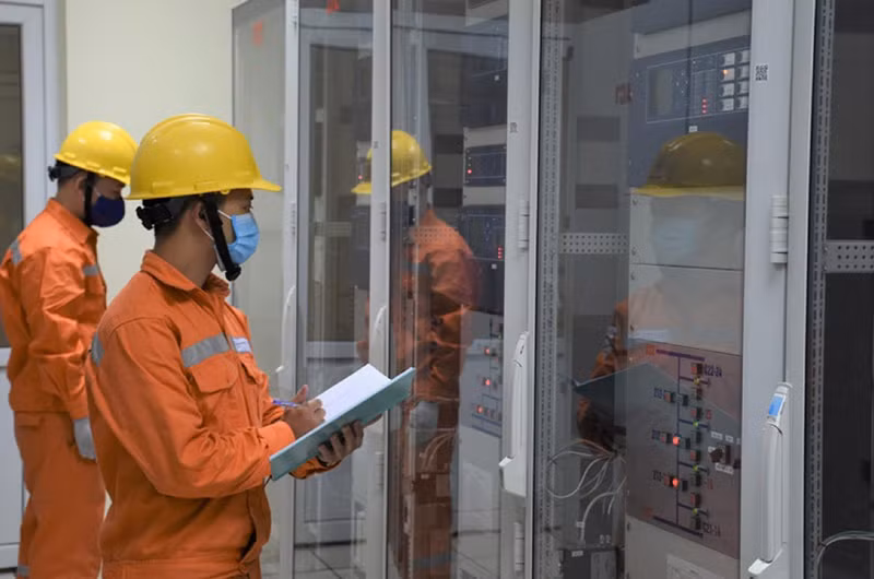 Cán bộ Tổng Công ty Điện lực Hà Nội (EVNHANOI) kiểm tra thiết bị, bảo đảm không để xảy ra sự cố trong thời tiết nắng nóng. Ảnh: DUY LINH