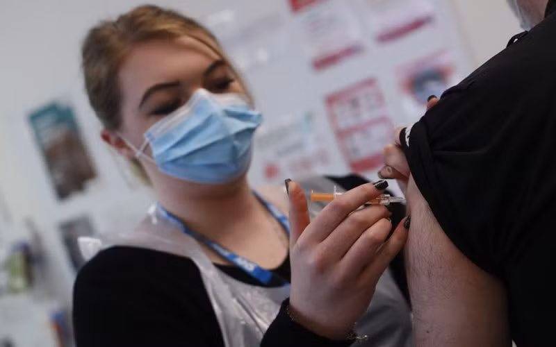 Vaccine ngừa Covid-19 của AstraZeneca đang được lưu hành tại Anh và hơn 70 quốc gia khác. (Ảnh: AP)
