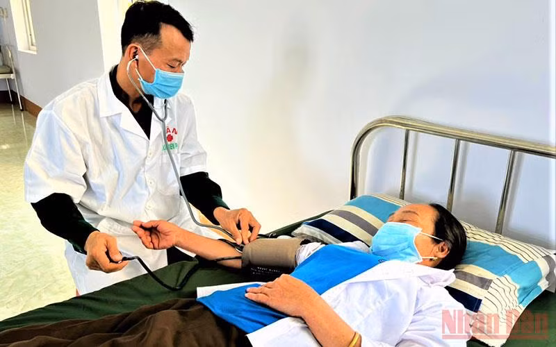 Cán bộ quân y Bộ đội biên phòng tỉnh Đắk Lắk khám cho người dân khu vực biên giới.