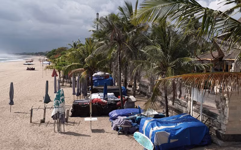 Bãi biển Kuta, Bali đìu hiu vì Covid-19 (Ảnh: Bloomberg)