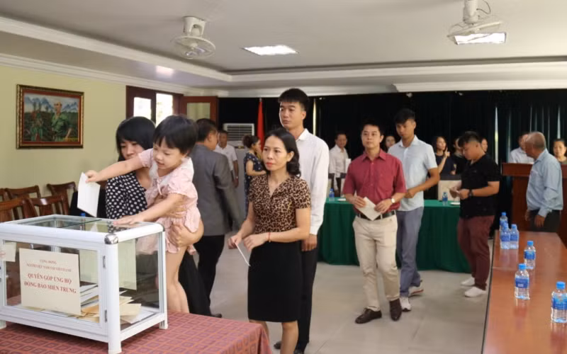 Truyền thống tương thân tương ái của dân tộc Việt Nam nơi đâu cũng tỏa sáng.