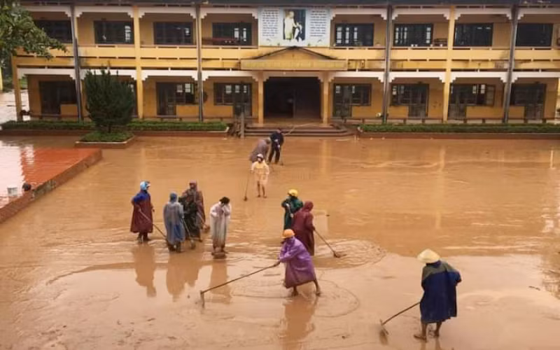 Dọn dẹp, vệ sinh trường lớp khi nước rút tại một ngôi trường trên địa bàn xã Sơn Trạch (Quảng Bình).