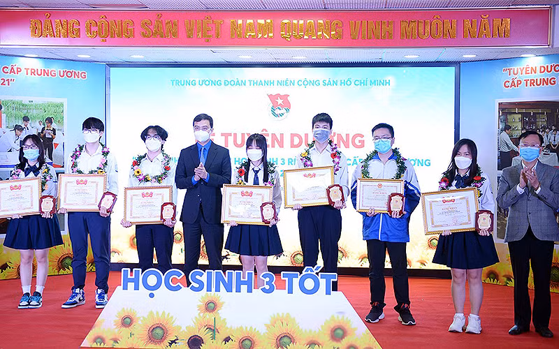 Đồng chí Bùi Quang Huy (áo xanh) trao danh hiệu “Học sinh 3 tốt” tặng các cá nhân tiêu biểu.
