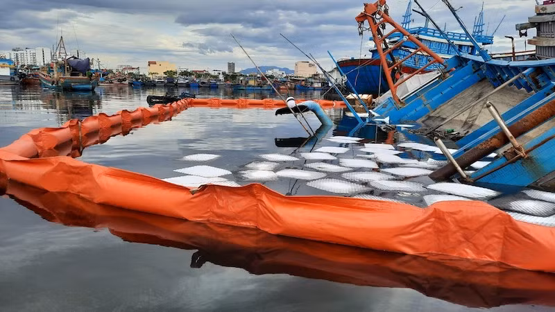 Tàu cá bị chìm một phần gây sự cố tràn dầu đã được xử lý tạm thời. Ảnh: Hoàng Hiệp/Báo Đà Nẵng