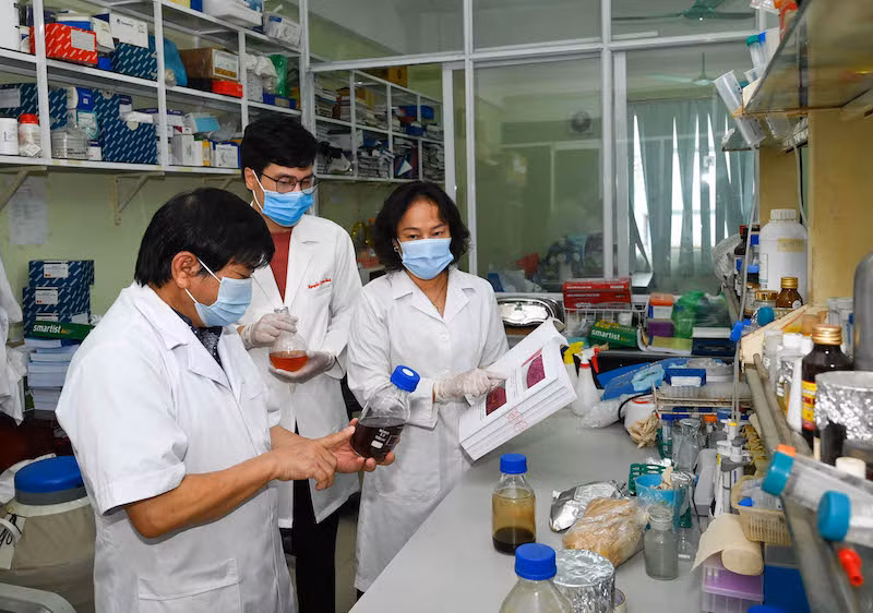 Các nhà khoa học của Viện Công nghệ sinh học đã nghiên cứu thành công giai đoạn tiền lâm sàng thuốc thử nghiệm VIPDERVIR
