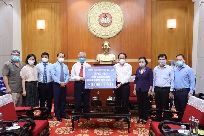 Mặt trận Tổ quốc Việt Nam tiếp nhận ủng hộ từ Hội hữu nghị Campuchia - Việt Nam. (Ảnh: Diệp Vinh)