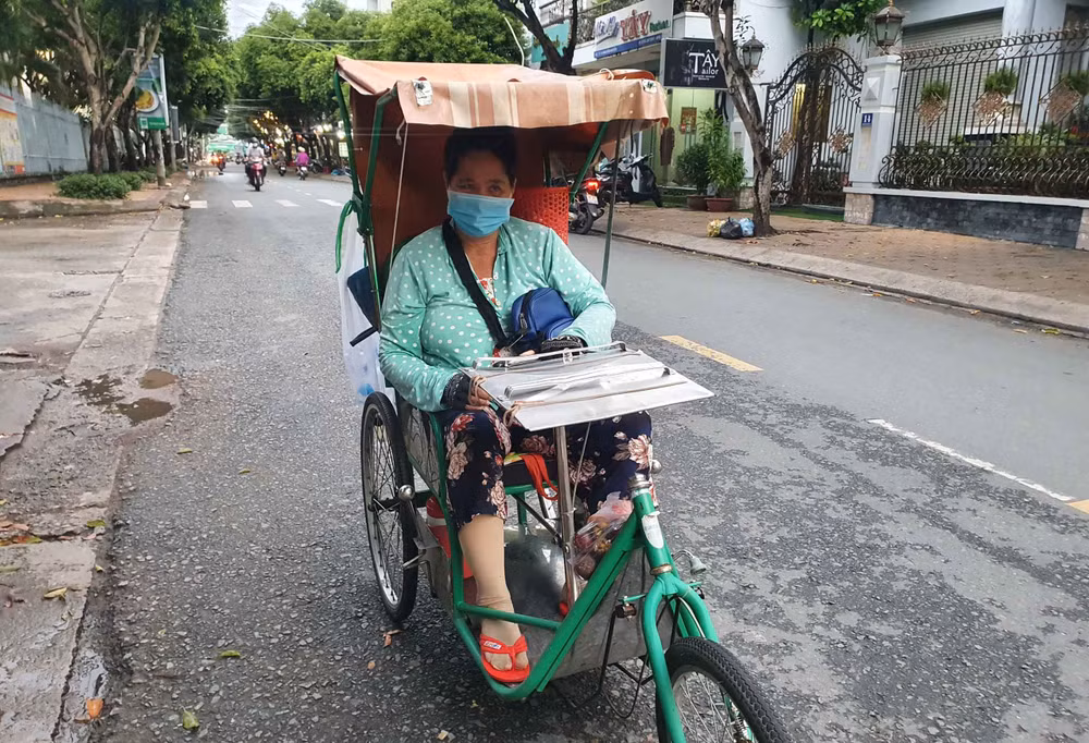 Người bán vé số dạo mong sớm được nhận tiền hỗ trợ do dịch bệnh Covid-19 -0