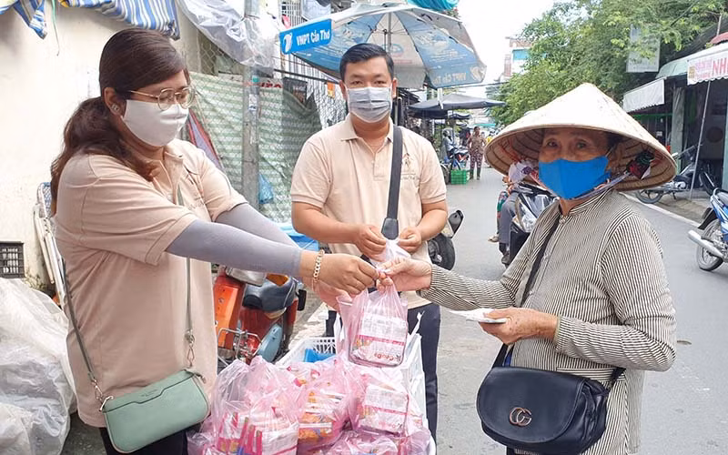 Tạm dừng hoạt động kinh doanh xổ số và giãn cách xã hội khiến người bán vé số dạo gặp nhiều khó khăn.