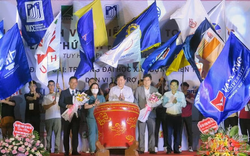 Hình ảnh tại lễ khai mạc.