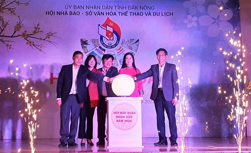 Các đại biểu tham dự nhấn nút khai mạc Hội báo Xuân Nhâm Dần năm 2022.