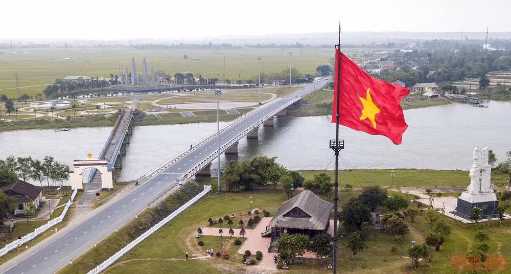 Câu chuyện của những người đã sống, chiến đấu bảo vệ ngọn cờ thiêng liêng tại cầu Hiền Lương là một khúc trường ca sẽ ngân vang mãi trong lòng người hiện tại. (Ảnh: THÀNH ĐẠT)