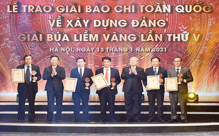 Đồng chí Trần Quốc Vượng, Ủy viên Bộ Chính trị, Thường trực Ban Bí thư và đồng chí Võ Văn Thưởng, Ủy viên Bộ Chính trị, Bí thư Trung ương Đảng, Trưởng Ban Tuyên giáo Trung ương (Khóa XII) trao giải A cho các tác giả, nhóm tác giả đoạt giải Báo chí toàn quốc về xây dựng Đảng (Giải Búa liềm vàng) lần thứ V. Ảnh: ĐỨC ANH