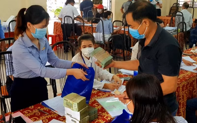 Người dân nhận tiền bồi thường, hỗ trợ dự án Cảng HKQT Long Thành.