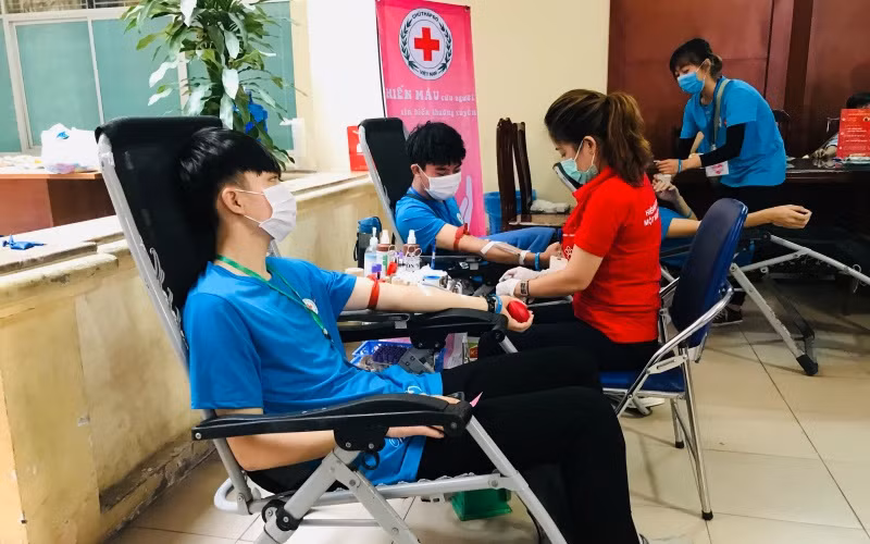 Các tình nguyện viên tham gia hiến máu tại Hà Nội.
